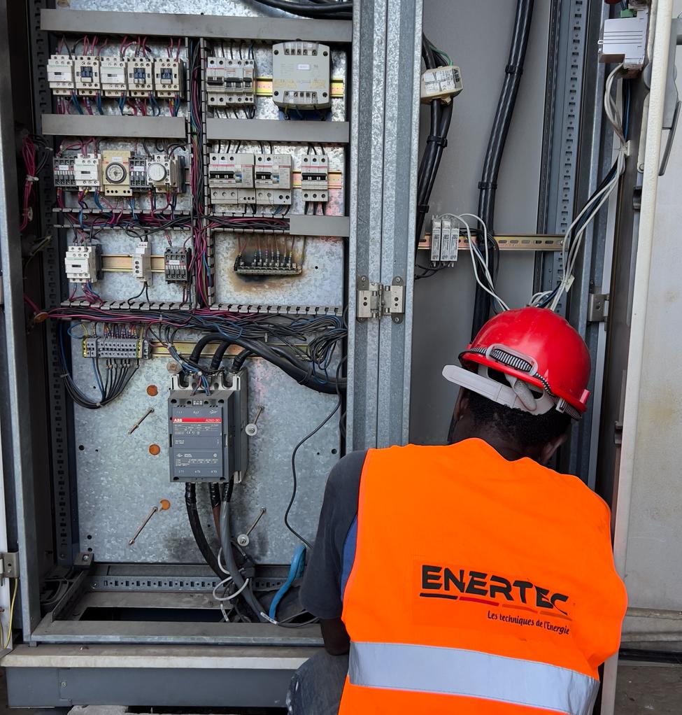 Technicien ENERTEC sur réseau électrique HTA en Côte d'Ivoire