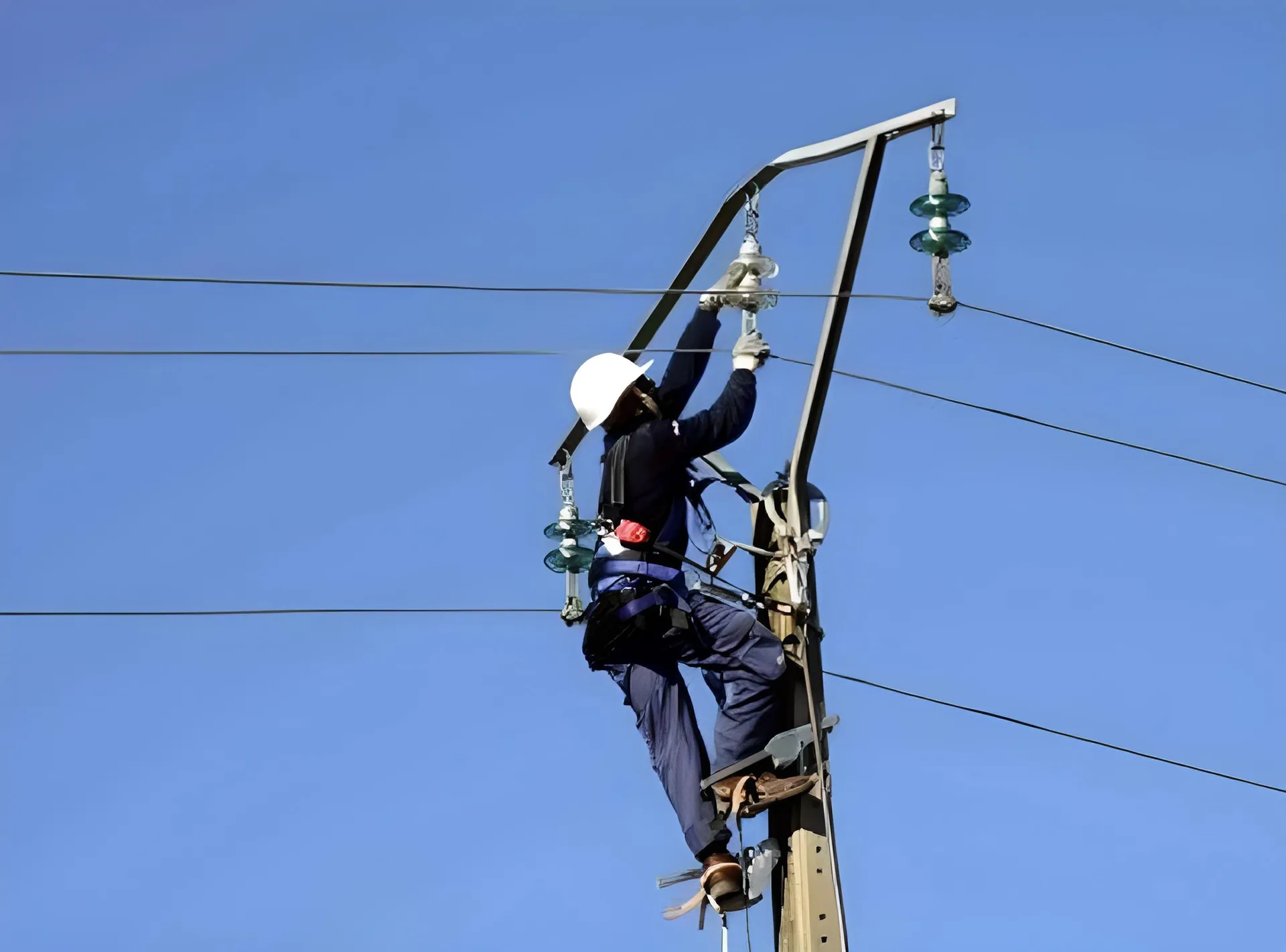 Technicien ENERTEC en intervention sur ligne électrique haute tension