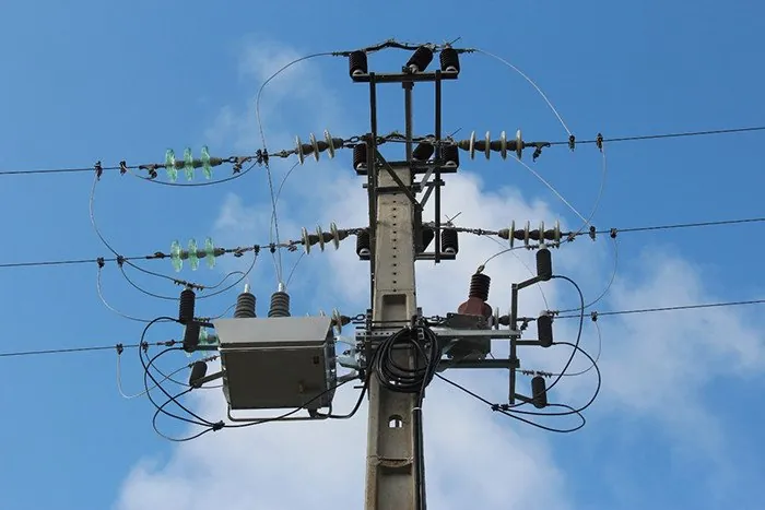 Poteau HTA équipé par ENERTEC sur une ligne de distribution