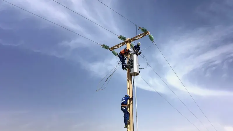 Équipe ENERTEC en intervention sécurisée sur un poste HTA aérien
